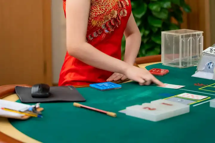 Asian croupier dealing at a live casino table – JLPUB live baccarat